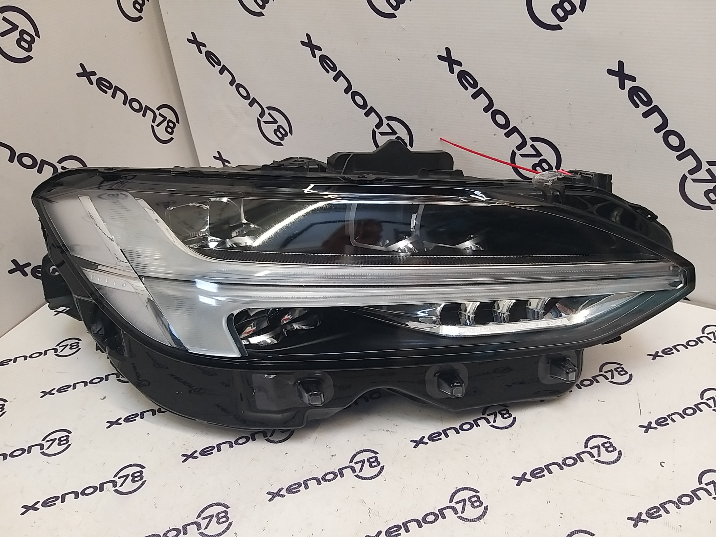 Фара Volvo V90 18г.правая 32228677 (Valeo89912450) б/у(рем.нижнего крепления) П1-1-5