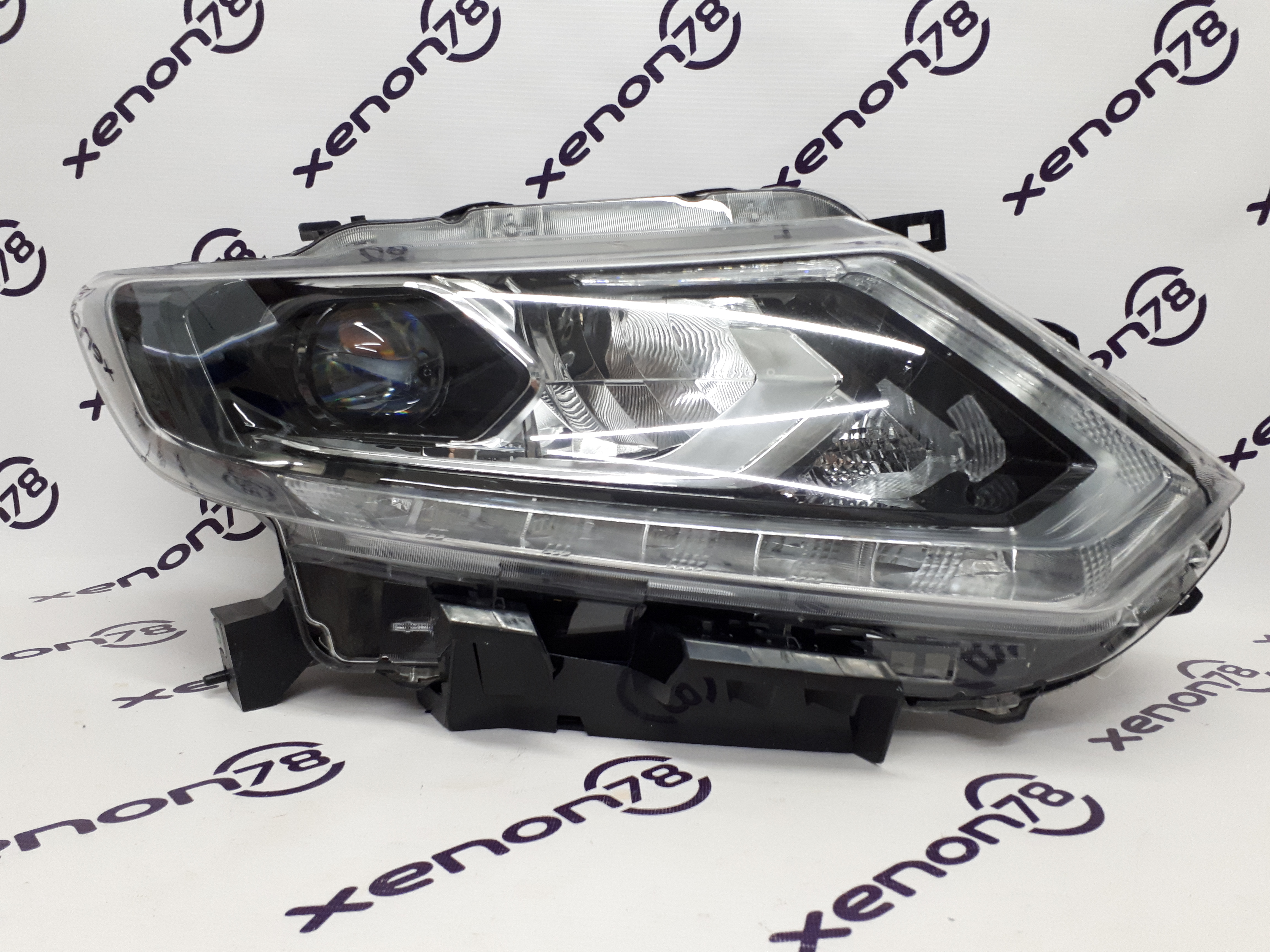 Фара Nissan X-Trail T32 17г.правая LED 260104CC6C б/у ремонт крепления ПРОДАНА