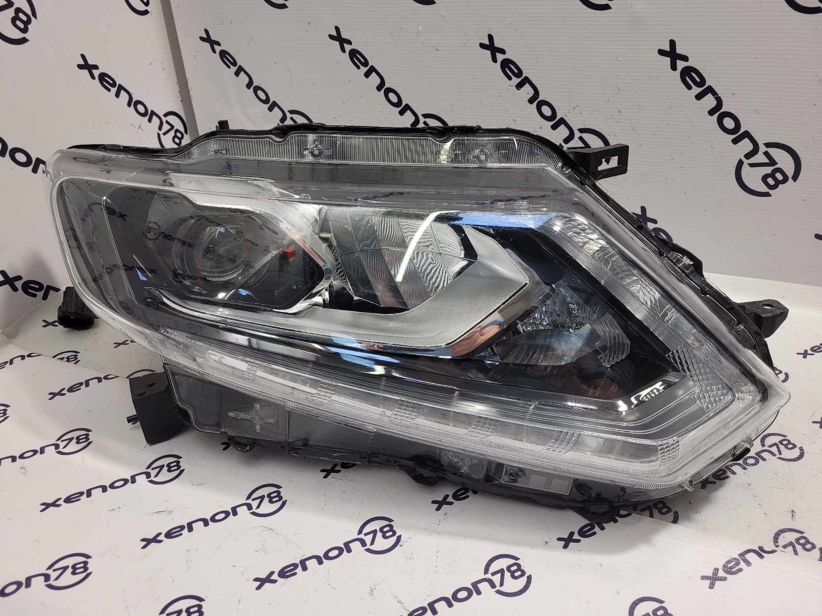 Фара Nissan X-Trail T32 (13-17г.) правая LED 26010-4CC6C б/у ПРОДАНА